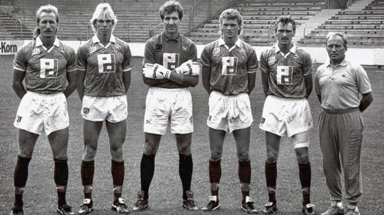 Der Längste unter den Neuen zur Saison 1989/90: (von links) Frank Schulz, Markus van Bohlen, Wolfgang Kellner, Ralf Vogt. Claus-Dieter Wollitz und Trainer Rolf Schafstall. 