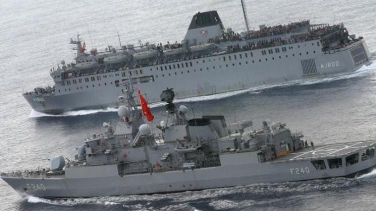 Eine türkische Fregatte (vorne) und ein Truppentransporter auf dem Weg zum türkischen Hafen Marmaris. Die Türkei hat angekündigt, Hilfslieferungen in den Gaza-Streifen künftig mit Kriegsschiffen zu sichern. (Undatiertes Handout der türkischen Marine)