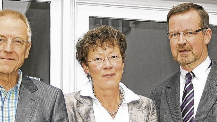 Nach 34 Jahren ist für Ernst-August Hüttemann Schluss bei der VHS. Seine Direktorenstelle übernimmt Ute Gerloff, bislang stellvertretende Leiterin. Reiner Deutsch (rechts) ist Vorsitzender der Zweckverbandsversammlung.