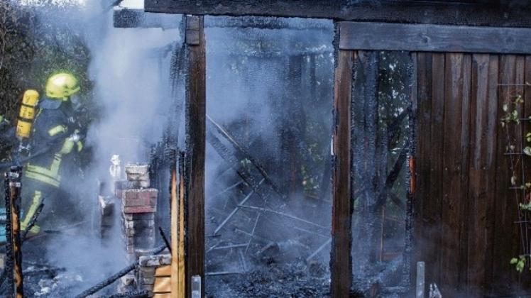 Zerstört wurde bei einem Feuer dieser Carport. Zerstört wurde bei einem Feuer dieser Carport.