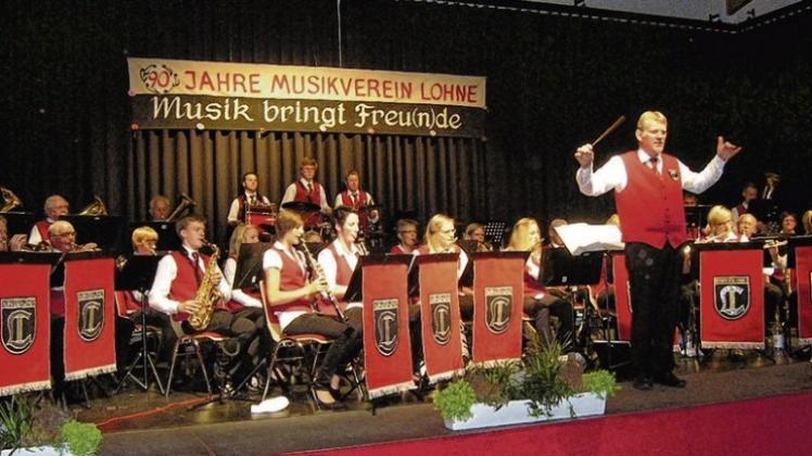 Der Musikverein Lohne mit seinem Dirigenten Dieter Fehren in voller Aktion. 