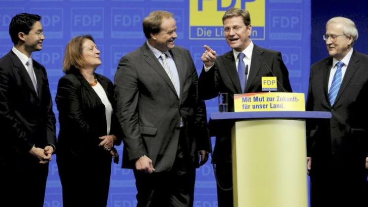 FDP-Chef Westerwelle (2.v.r.) erhält Rückendeckung von seinen liberalen Kabinettskollegen Rösler, Leutheusser-Schnarrenberger, Niebel (v.l.) und Brüderle. (Archivbild)