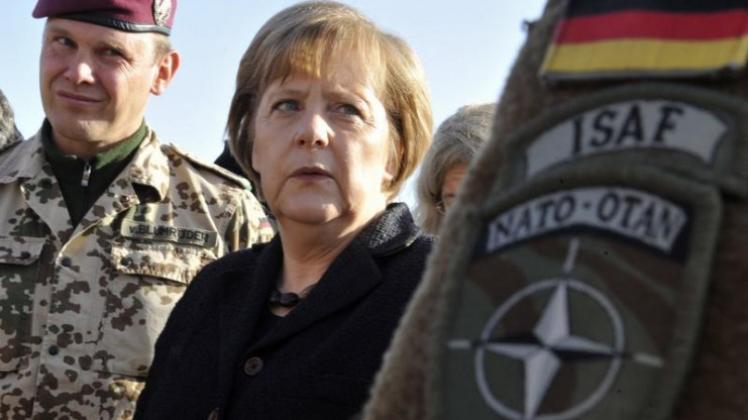 Bundeskanzlerin Angela Merkel unterhält sich im Feldlager in Kundus mit Bundeswehrsoldaten. Bundeskanzlerin Angela Merkel unterhält sich im Feldlager in Kundus mit Bundeswehrsoldaten.