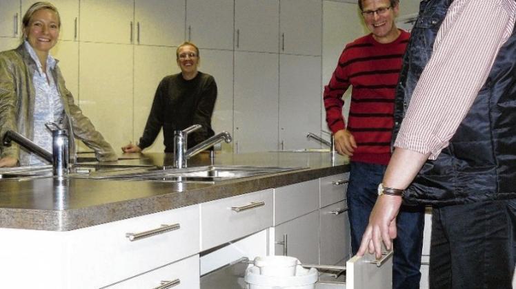 Die neue Küche der Oberschule zeigte Schulleiter Karlheinz Rohe (rechts) den Ausschussmitgliedern. 
