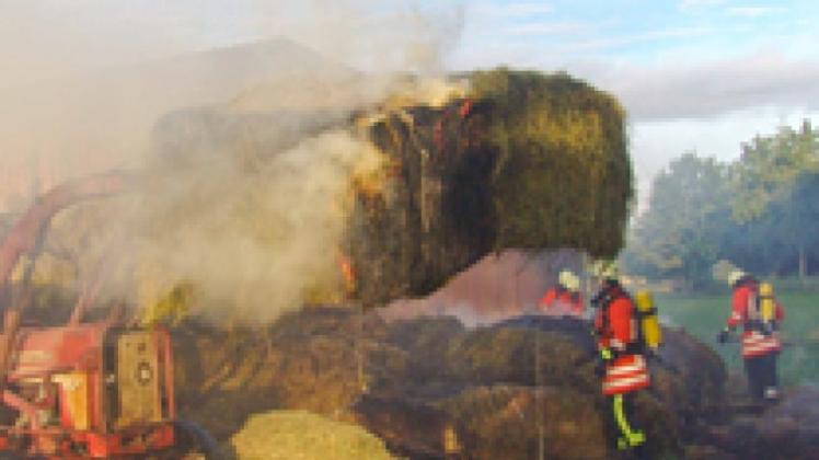 Feuer in Heu-Unterstand bei Bad Essen. 50 Feuerwehrmänner aus Heithöfen, Wimmer und Lintorf waren im Einsatz. Feuer in Heu-Unterstand bei Bad Essen. 50 Feuerwehrmänner aus Heithöfen, Wimmer und Lintorf waren im Einsatz.