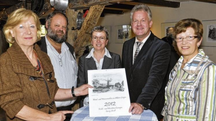 Die ersten Exemplare des Mühlenkalenders 2012 wurden überreicht (von links): Edith Uhlenberg, Georg und Elisabeth Strodt, Bernhard Overberg und Agnes Trepohl. 