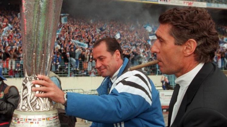 Huub Stevens (l) gewann 1997 mit Schalke den UEFA-Pokal.