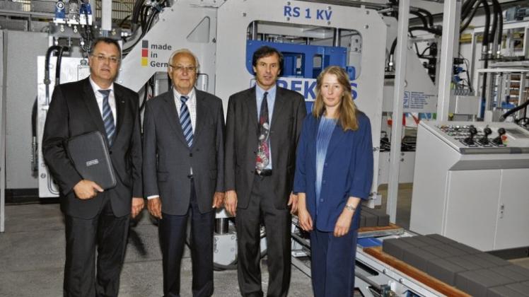 Von der Leistungsfähigkeit der neuen Steinformmaschine überzeugte sich auch Spelles Samtgemeindebürgermeister Bernhard Hummeldorf, der gemeinsam mit dem Firmengründer und Seniorchef Karl Rekers, den Geschäftsführern Norbert und Annette Foppe (von links) sowie den Fachleuten aus aller Welt die ersten Betonsteine begutachtete. Von der Leistungsfähigkeit der neuen Steinformmaschine überzeugte sich auch Spelles Samtgemeindebürgermeister Bernhard Hummeldorf, der gemeinsam mit dem Firmengründer und Seniorchef Karl Rekers, den Geschäftsführern Norbert und Annette Foppe (von links) sowie den Fachleuten aus aller Welt die ersten Betonsteine begutachtete.