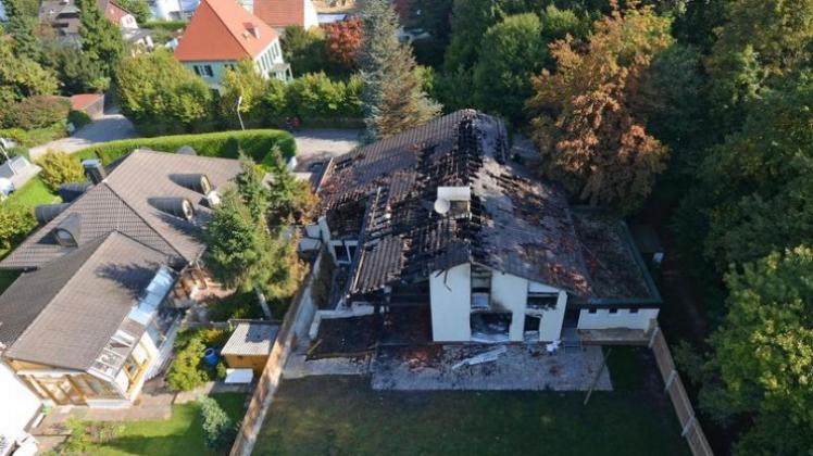 Zahlreiche Trümmer liegen auf der Terrasse des ausgebrannten Hauses des Fußballspielers Breno.
