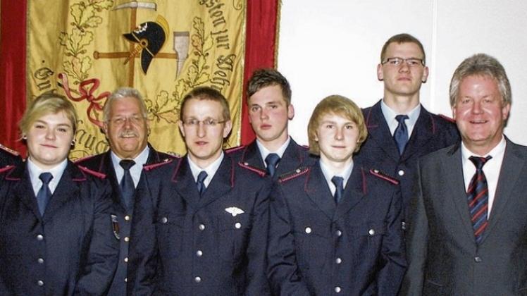 Nachwuchssorgen gibt es in der Freiwilligen Feuerwehr Emsbüren nicht. Es wurde wieder Neumitglieder aufgenommen und auf die Satzung verpflichtet. Das Foto zeigt (von links) Werner Kley, Alexandra Kley, Karl-Heinz Schwarz, Ansgar Backherms, Tobias Fruhner, Martin Müller, Sebastian Rogge, Bernhard Overberg und Andreas Schlicker. 