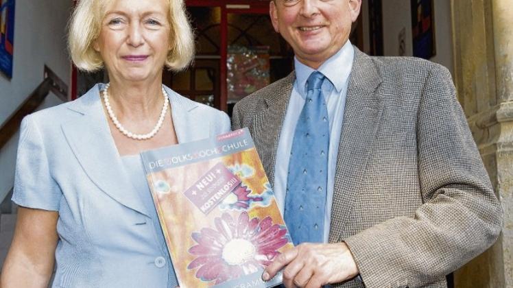 Sehen die VHS als bedeutenden Bildungsfaktor: Ministerin Johanna Wanka und Carl-Heinrich Bösling. 