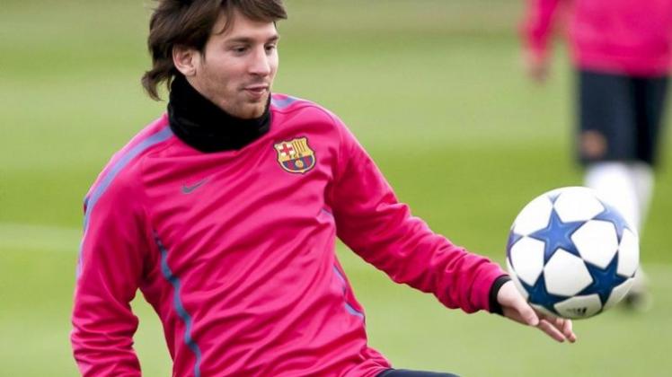 Lionel Messi kickt beim Training des FC Barcelona mit dem Ball.