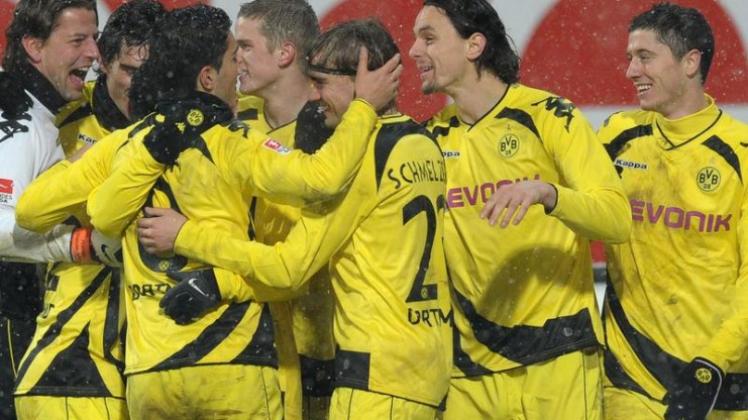 Die Dortmunder Spieler jubeln nach dem Treffer zum 2:0-Endstand gegen Nürnberg.