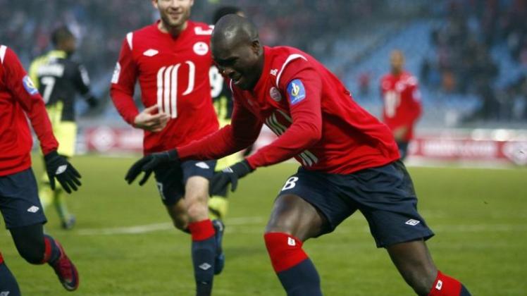Moussa Sow (r) vom OSC Lille feiert eines seiner drei Tore beim 6:3 gegen den FC Lorient.