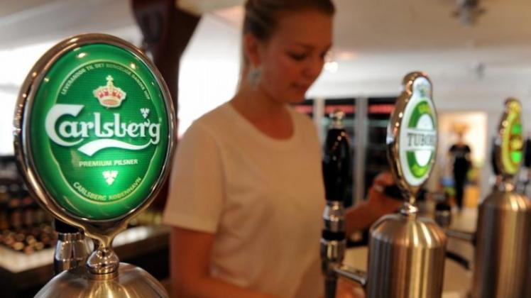 Eine Mitarbeiterin in der "Bar Jacobsen" auf dem Gelände der Brauerei Carlsberg in Kopenhagen: Carlsberg hat sich klar zum deutschen Standort bekannt.