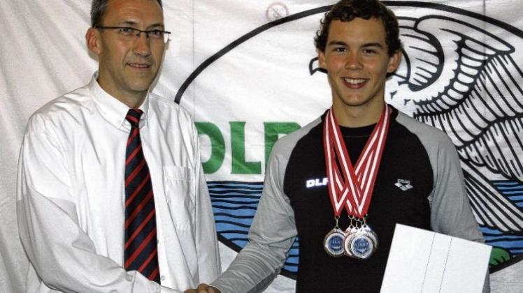 Glückwunsch: Der Speller DLRG-Vorsitzende Ansgar Vehr gratulierte Tom Schwegmann zu seinen Erfolgen bei der Junioren-EM der Rettungsschwimmer. 