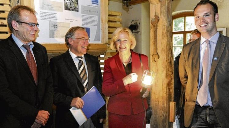Nicht nur ein Licht soll durch die Wasserkraft der Gellenbecker Mühle in Hagen aufgehen. Im Bild von links Helmut Eicker (TEN), Bürgermeisterkandidat Peter Gausmann, Ministerin Johanna Wanka und CDU-Vorsitzender Bastian Spreckelmeyer. 