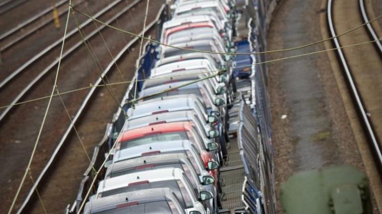 Auto-Transportzug: Volkswirte gehen davon aus, dass sich das Geschäftsklima in Deutschland weiter eintrübt.