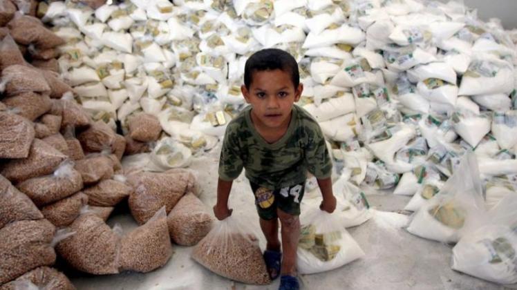 Ein palästinensisches Kind in einem Lager mit Nahrungsmittelhilfe der UN. (Archivbild)