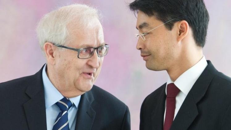 Rainer Brüderle im Gespräch mit Philipp Rösler. Rainer Brüderle im Gespräch mit Philipp Rösler.
