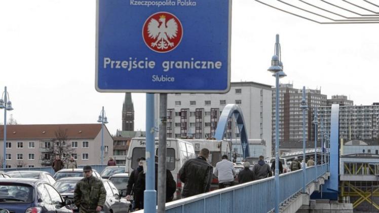 So nah und manchmal doch so fern: Grenzgänger auf der Oderbrücke zwischen dem polnischen Slubice und dem deutschen Frankfurt. Ein neues Projekt will die Region verbinden. 