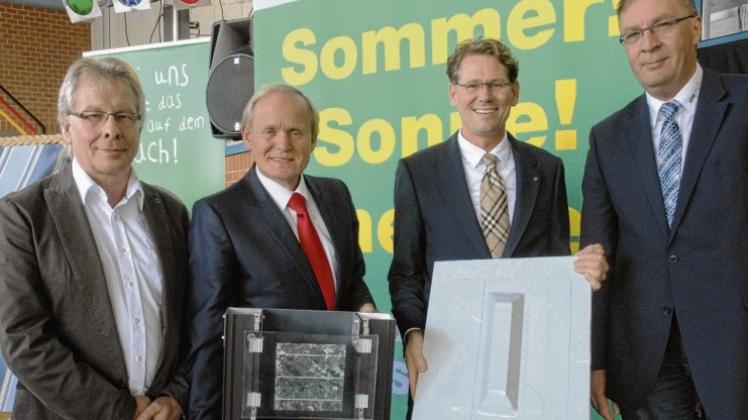 Die erneuerbaren Energien sind ihr Geschäftsfeld (von links): Reinhold Teismann, Heinrich Ross, Bernold Menke und Reinhard Meiners von der Unternehmensgruppe Ems Plus auf der Emsland-Schau in Lingen. 