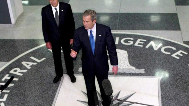 Der damalige US-Präsident George W. Bush und CIA-Direktor J. Porter Goss im CIA-Hauptquartier 2005: Westliche Geheimdienste sollen eng mit den Folterknechten Gaddafis kooperiert haben.