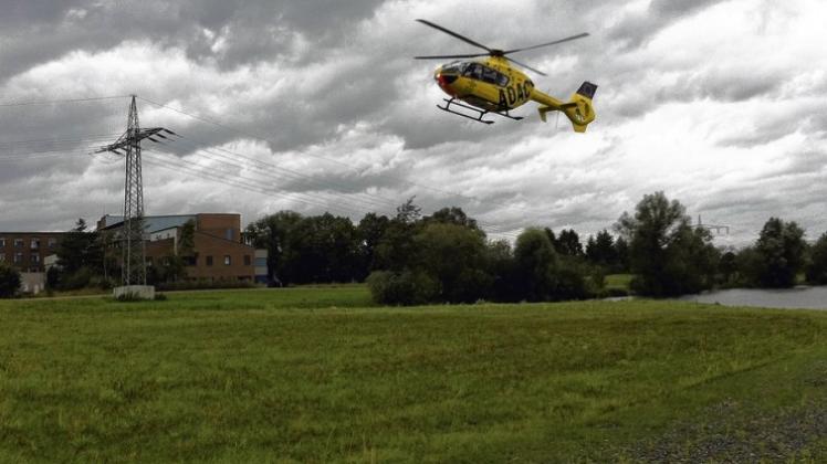 Rettungshubschrauber im Abflug vis à vis dem Krankenhaus. Der Platz auf der Mittelinsel des Hasesees ist gut geeignet für die Landung mit dem Helikopter. 
