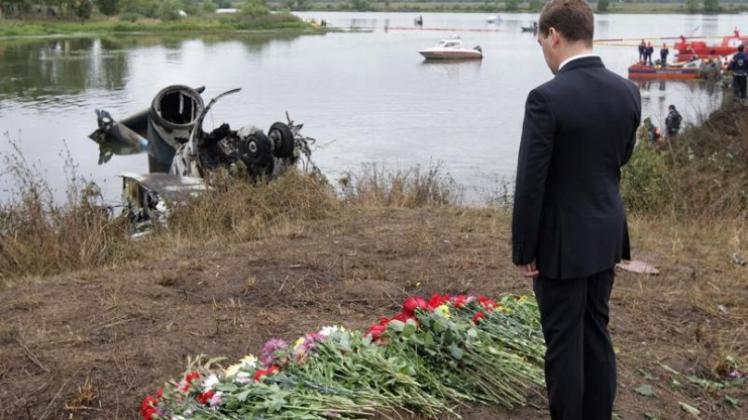 Der russische Präsident Dmitri Medwedew gedenkt am Unglücksort der Opfer der Flugzeug-Katastrophe.