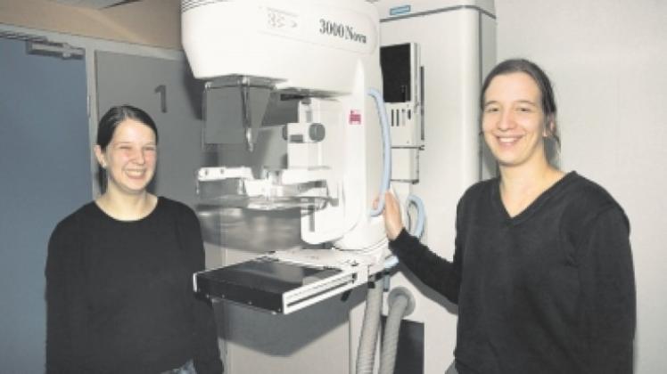 Experten am Mammografiegerät sind Arzthelferin Anne Hövelkamp (links) und Radiologieassistentin Nadine Hüls. 