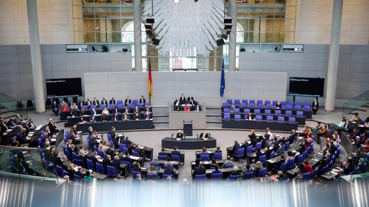 Der Bundestag debattiert über eine Impfpflicht gegen das Corona Virus Der Plenarsaal während des Tagesordnungspunkts Imp