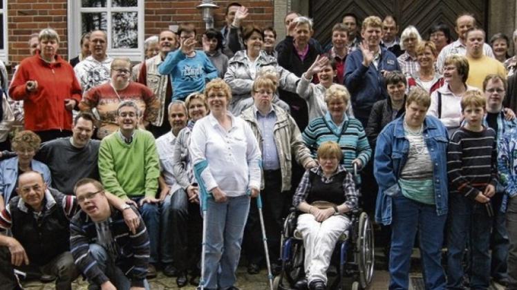 Eine gut gelaunte Truppe voller Herzlichkeit: Rund 70 Menschen mit und ohne Behinderungen trafen sich zu einem Tag der Begegnung. Eine gut gelaunte Truppe voller Herzlichkeit: Rund 70 Menschen mit und ohne Behinderungen trafen sich zu einem Tag der Begegnung.