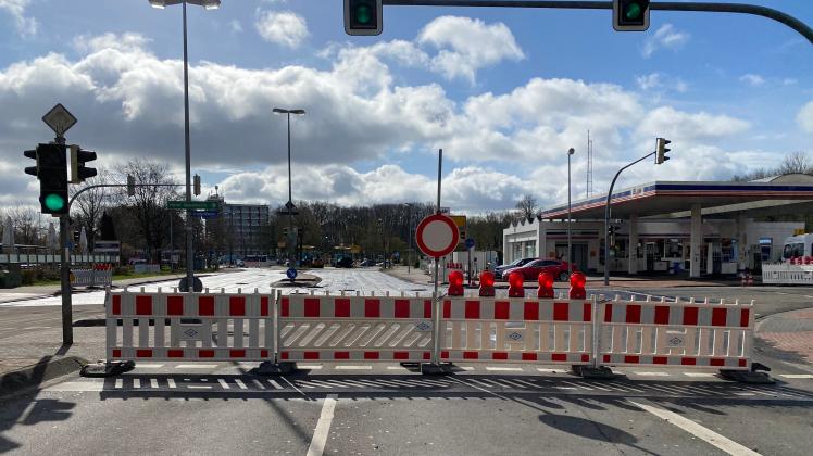 Bekommt eine neue Asphaltschicht: der kurze Abschnitt der Straße „Am Stadtpark“ zwischen der B70 und der Einmündung in Friederikenstraße. Baustelle in der Straße „Am Stadtpark“ in Papenburg