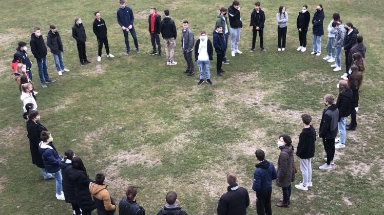 Der Jahrgang 9 hat ein Herz für alle Menschen erstellt. Der Jahrgang 9 hat ein Herz für alle Menschen erstellt.