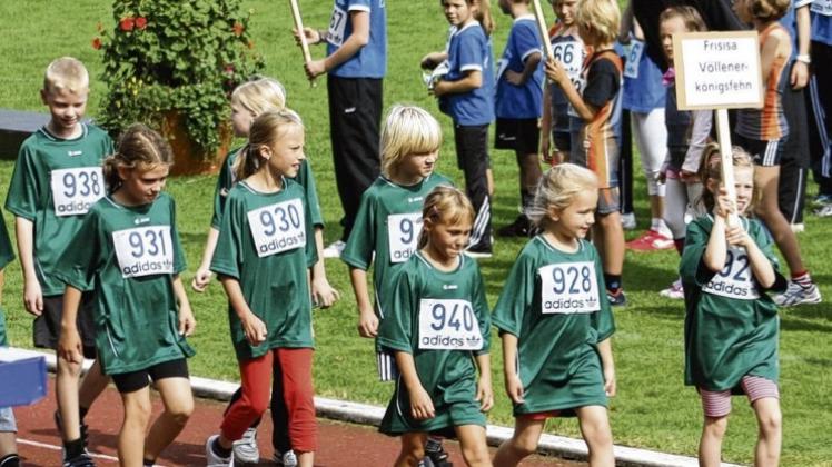 Der olympische Einmarsch der Nachwuchsathleten in das Papenburger Waldstadion ist ein Höhepunkt am ersten Wettkampftag. 