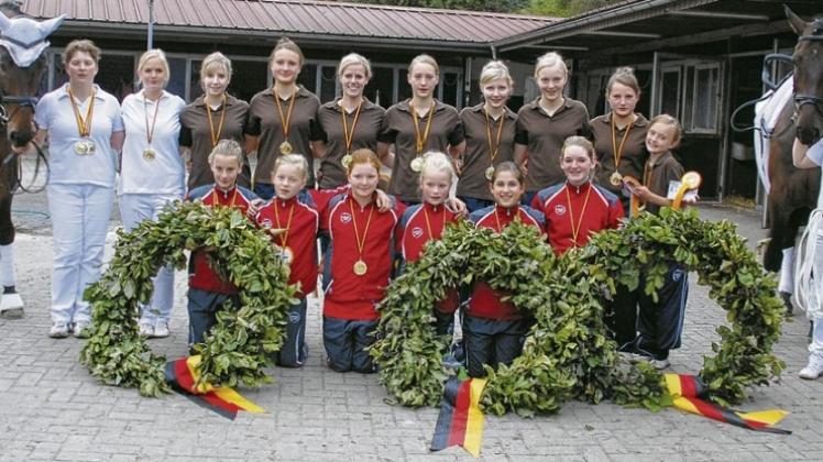 Die Mannschaftskreismeister Schwagstorf I (hintere Reihe) und Eggermühlen sowie Einzelkreismeisterin Louisa Bertke freuten sich mit den Longenführerinnen. 