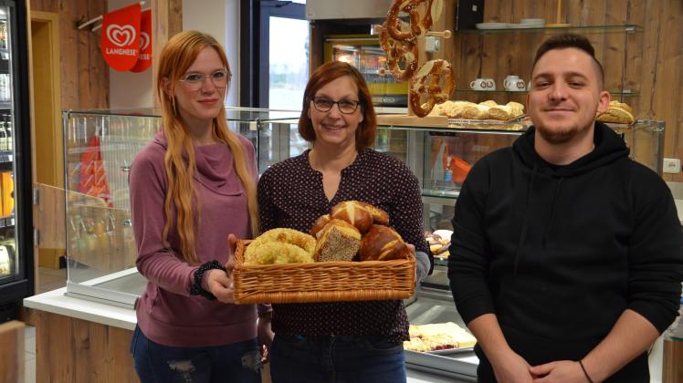 Auf Touristen und Riester Kunden gleichermaßen freut sich Astrid Freese (Mitte), hier mit zwei ihrer Mitarbeiter, Denise Grahl-Macholla und Mattias Schwarz. 