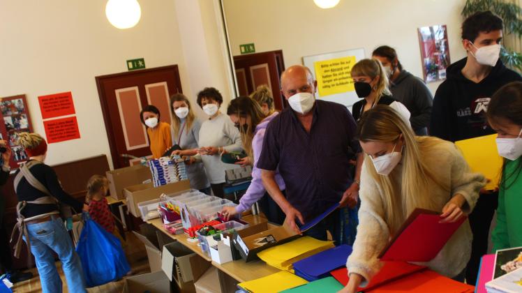 Innerhalb kürzester Zeit hat der Verein „Im Hørst Daheim“ Spenden für Schulmaterial ukrainischer Kinder gesammelt. Am Freitag haben Vereinsangehörige und Mitstreiter Materialpakete zusammengestellt.