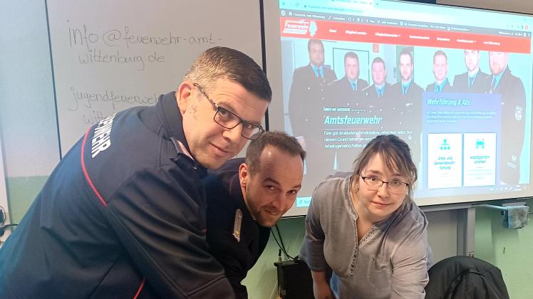Andre Froh (Gemeindewehrführer Wittenburg), Christoph Dierkes (Wehrführer Pogreß) und Katrin Wulff (Kameradin Drönnewitz, AG Öffentlichkeitsarbeit) bei der symbolischen Online-Schaltung der Feuerwehr-Website