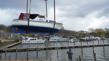 Eine Yacht am Haken: Mit einem Kran werden die Boote in der Marina Nord in Schwerin ins Wasser gelassen.