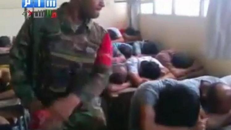 Auf einem Video, das im Netz kursiert, ist ein Mann in syrischer Uniform zu sehen, der in einem Klassenraum Zivilisten schlägt. Auf einem Video, das im Netz kursiert, ist ein Mann in syrischer Uniform zu sehen, der in einem Klassenraum Zivilisten schlägt.