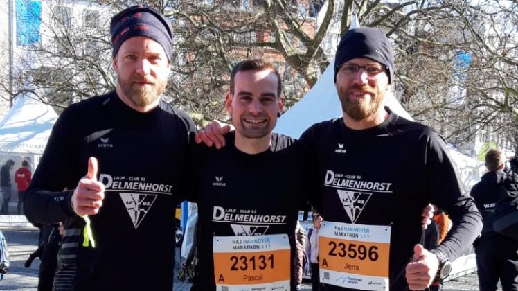 Zufriedene Gesichter bei (von links) Philipp Pospich, Pascal Wedeken und Jens Weischenberg nach dem Hannover Marathon.