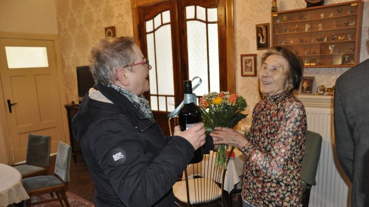 Sichtlich erfreut ist Ingeborg Thiel über die Glückwünsche, die ihr Angelika Hruba-Rohr im Namen des Orsvorstehers Armin Schwarz überbringt. 