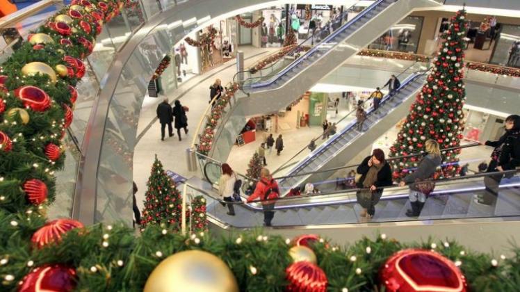 Weihnachtlich geschmückt ist das Einkaufszentrum Kröpeliner Tor Center in Rostock. (Archivbild)