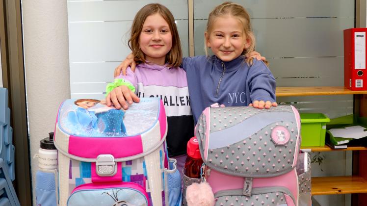 Schnell Freundschaft geschlossen haben Katja, die aus der Ukraine floh, und Anna (rechts) in der Bürener Regenbogenschule. Vertiefen können sie diese in der offenen Ganztagsbetreuung der Schule.