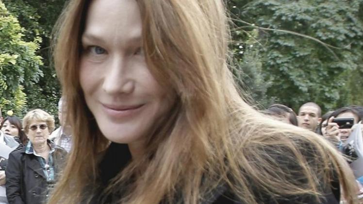 Carla Bruni-Sarkozy vor einigen Tagen im im Garten des Elysee-Palastes in Paris. Carla Bruni-Sarkozy vor einigen Tagen im im Garten des Elysee-Palastes in Paris.