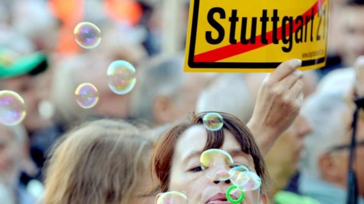Nach Ansicht der  Stuttgart 21 Gegner sind die Argumente der Befürworter Seifenblasen. Die Deutsche Bahn dementiert unterdessen etwaige Rückzugsszenarien.