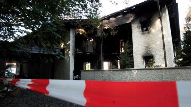 Absperrband hängt in Grünwald bei München vor dem ausgebrannten Haus von Bayernspieler Breno. Absperrband hängt in Grünwald bei München vor dem ausgebrannten Haus von Bayernspieler Breno.