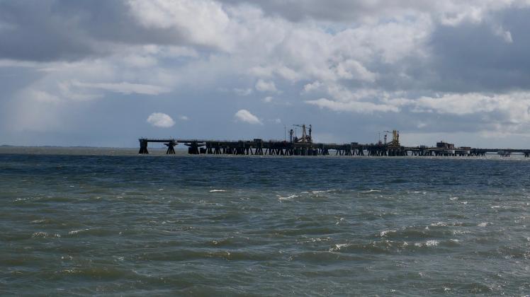 Vor Wilhelmshaven soll das schwimmende LNG-Terminal entstehen – in nur sieben Monaten. 