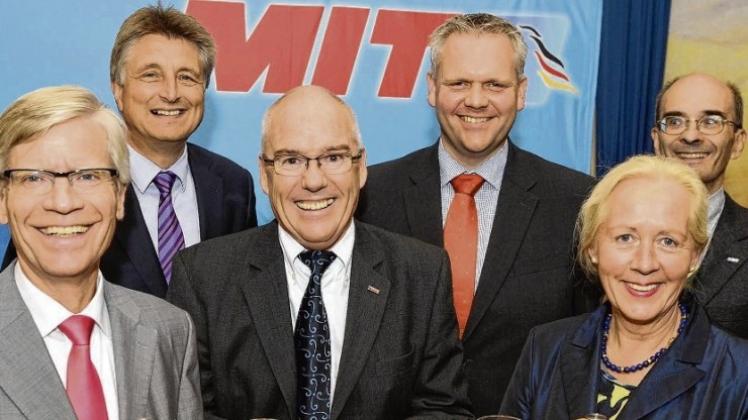 Strahlende Gesichter beim MIT-Treffen: Burkhard Jasper, Fritz Brickwedde, Hans-Dieter Klahsen, Björn Thümler, Anette Meyer zu Strohen und Andreas Grisar. Strahlende Gesichter beim MIT-Treffen: Burkhard Jasper, Fritz Brickwedde, Hans-Dieter Klahsen, Björn Thümler, Anette Meyer zu Strohen und Andreas Grisar.